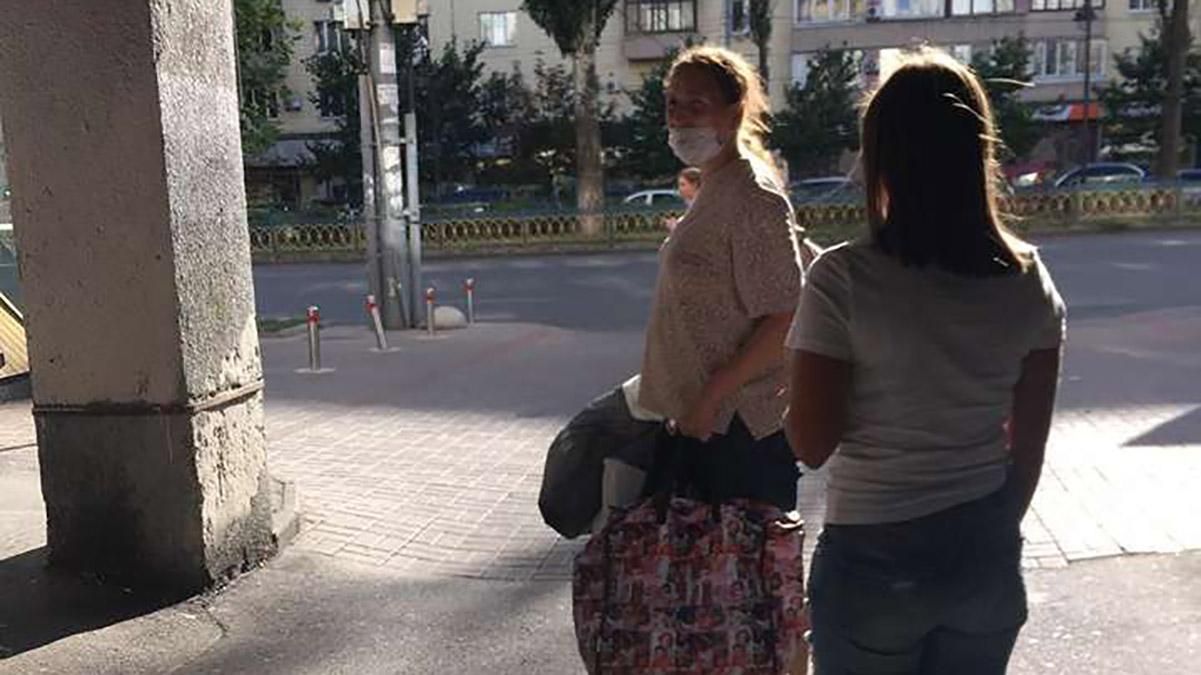 В Киеве женщина несла ребенка по улице в пакете: шокирующее видео
