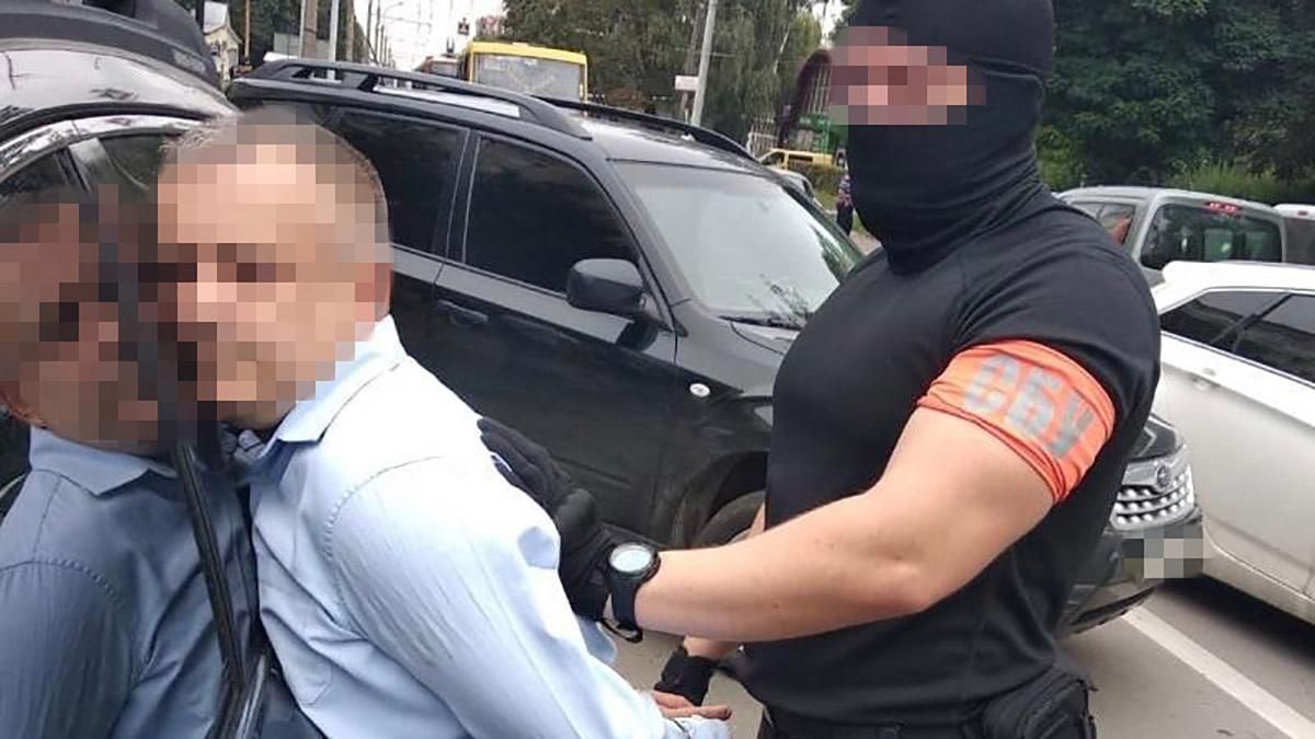 Начальника ДФС Тернопільщини спіймали на хабарі 37 тисяч доларів Начальника ДФС Тернопільщини спіймали на хабарі 37 тисяч доларів