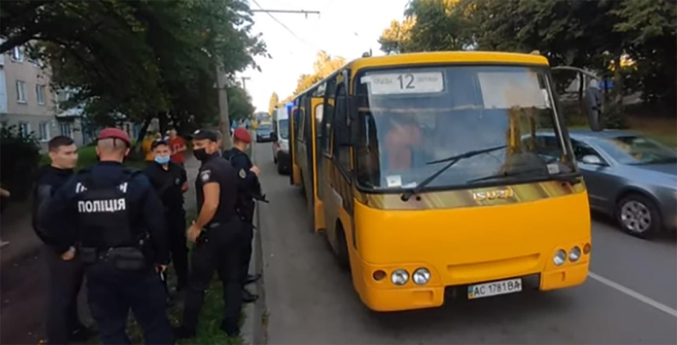У Луцьку невідомі підрізали маршрутку і побили водія: відео