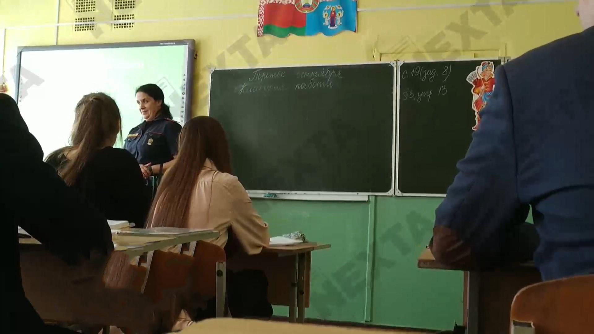 Їздять у школи і залякують дітей: як у Білорусі міліція бореться з протестами – відео