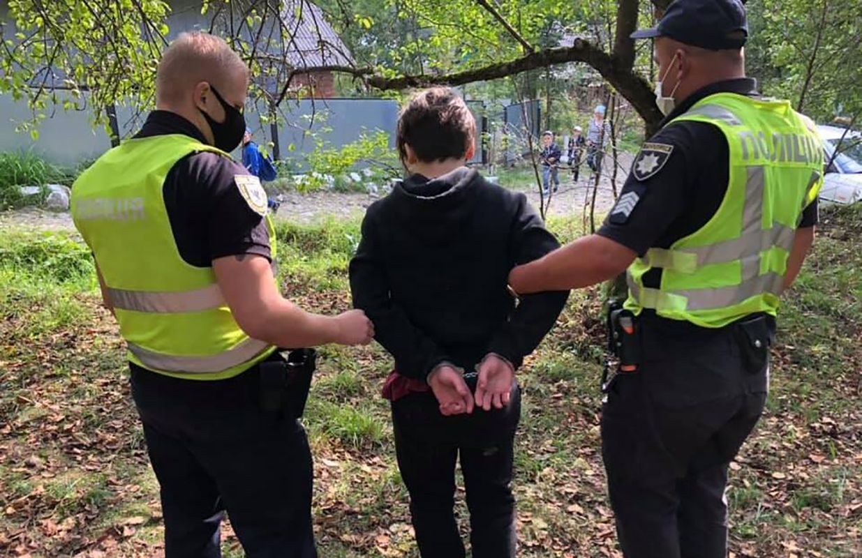 На Прикарпатті 15-річний підліток вбив дідуся і поранив бабусю: фото На Прикарпатті 15-річний підліток вбив дідуся і поранив бабусю: фото