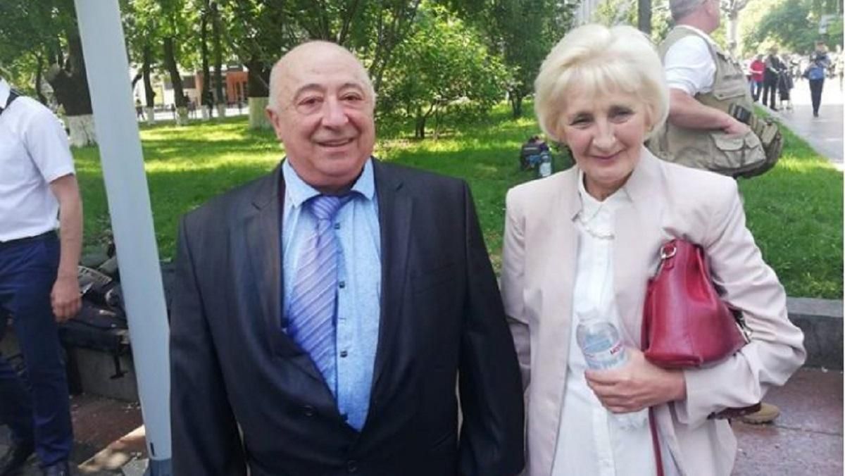 Шмыгаль заявил, что от него требуют вручить пожизненную стипендию отцу Зеленского
