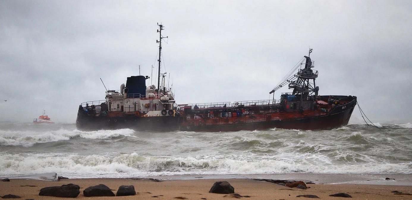 С танкера Delfi снова потекли нефтепродукты С танкера Delfi снова потекли нефтепродукты