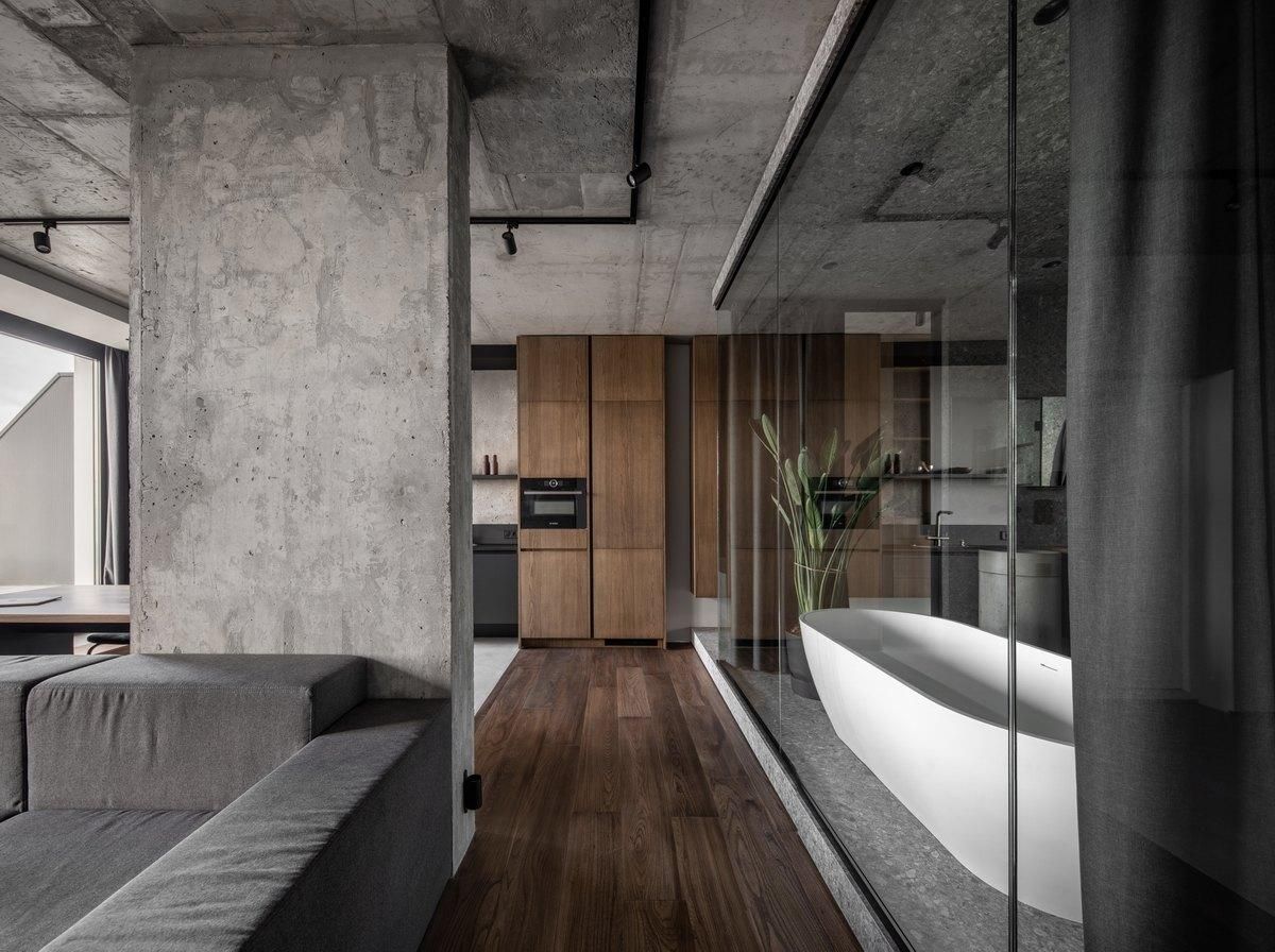 Ванна посреди комнаты и бетонные стены – стильный интерьер квартиры на Рыбальском острове