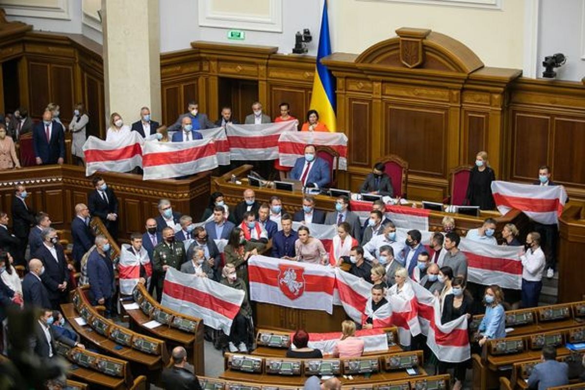 В Раде провели флешмоб в поддержку белорусской оппозиции: ОПЗЖ ответила провокацией – фото