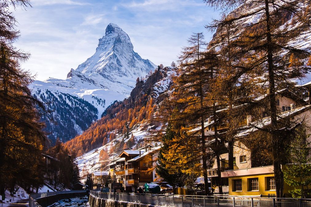 Mountain towns. Маттерхорн Швейцария Церматт. Швейцарский горный городок Церматт. Церматт Швейцария лето. Церматт Швейцария летом.