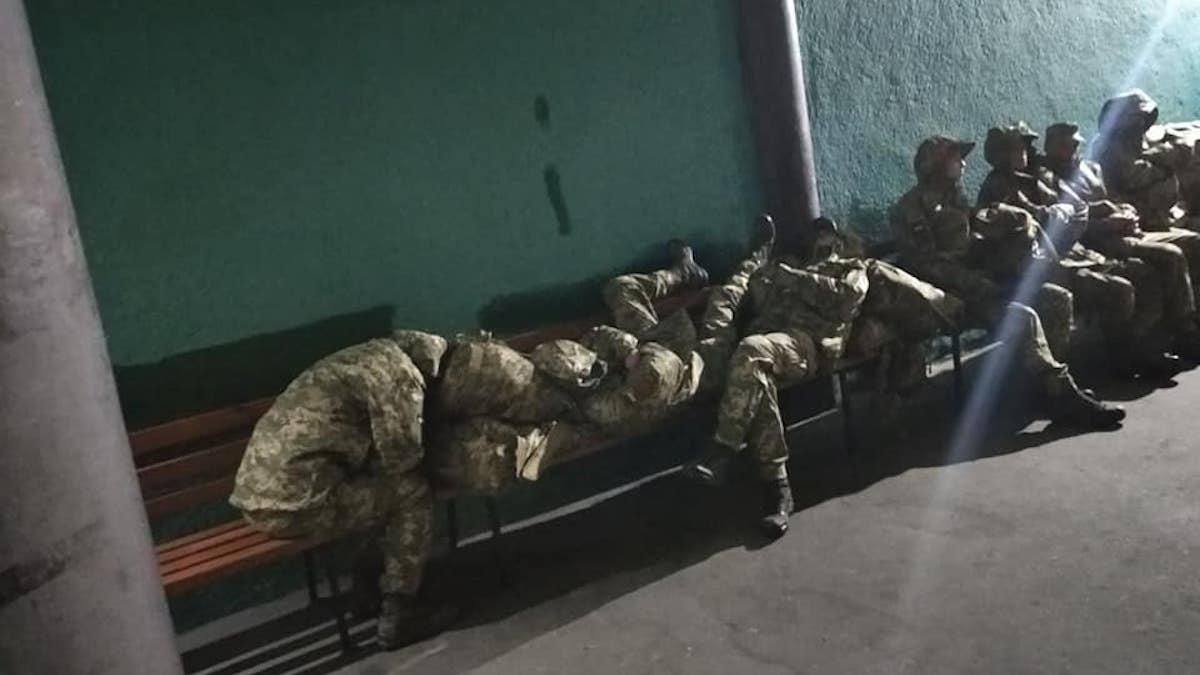 Спали на вокзале: в Черкассах не смогли найти ночлег для военных