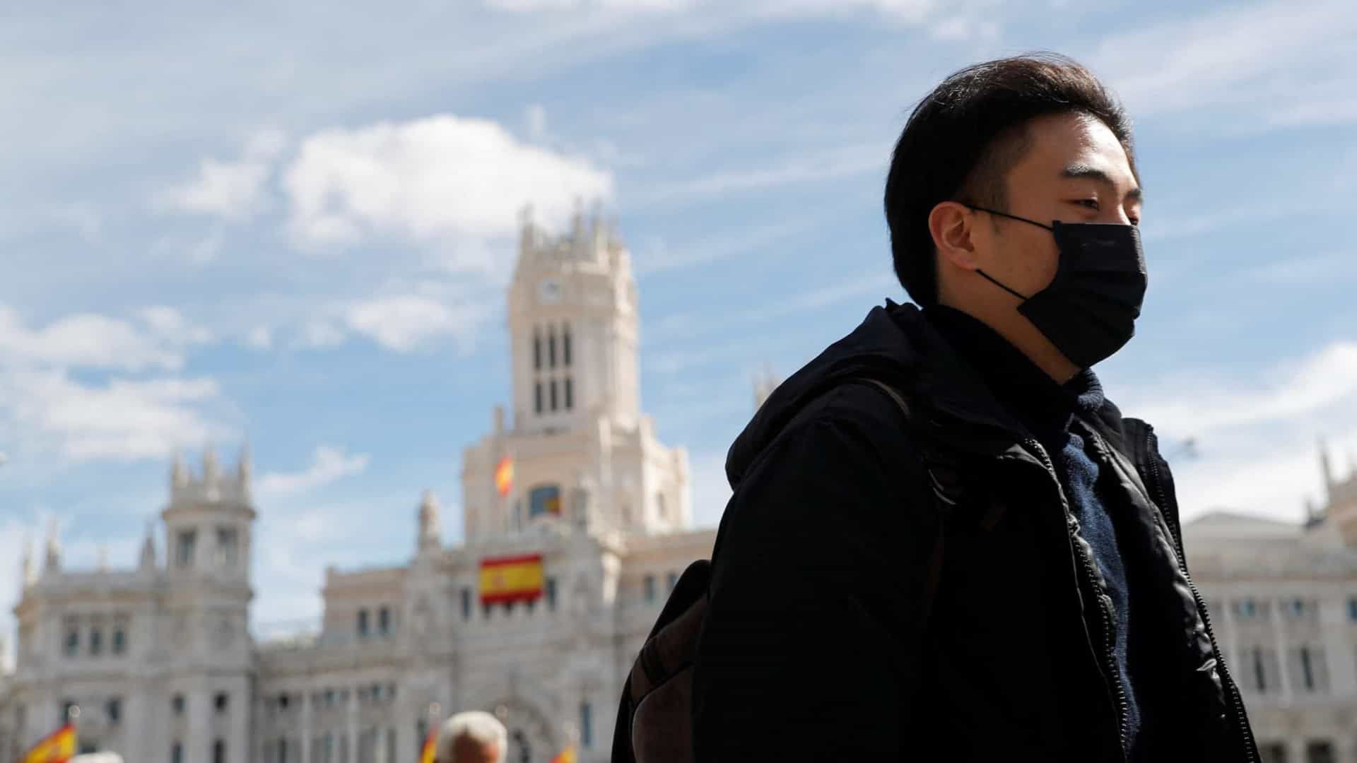  В Испании усиливают ограничения на массовые мероприятия