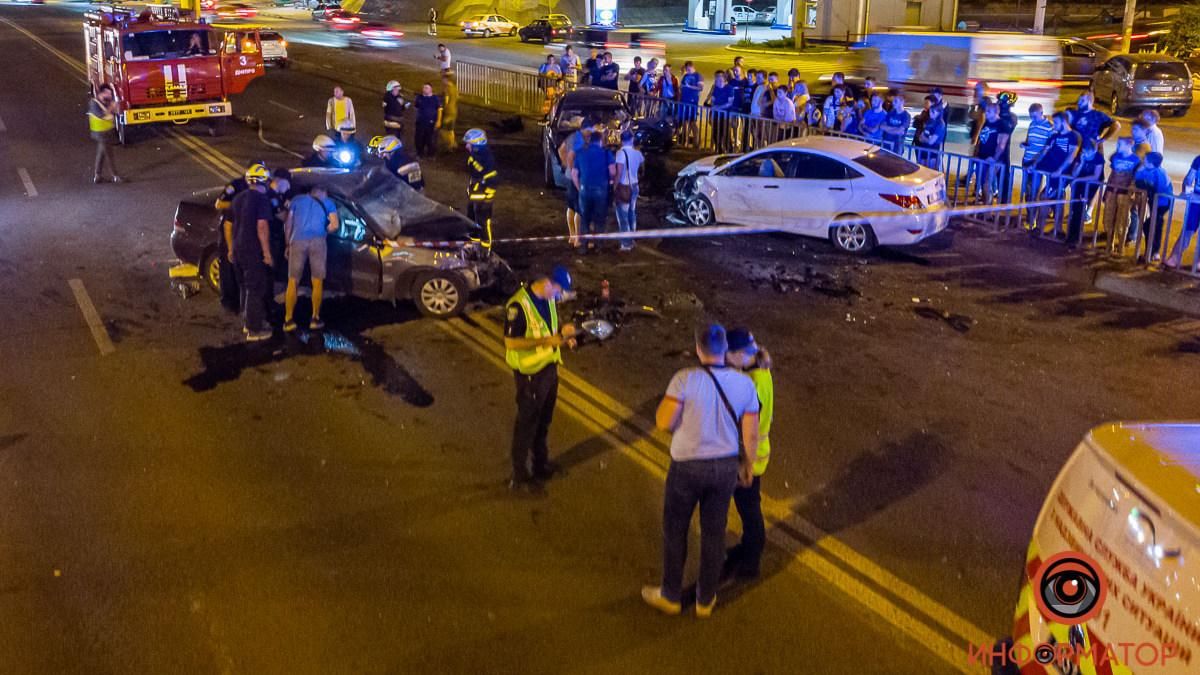 Страшна ДТП за участю 4 авто в Дніпрі: одного водія затиснуло в машині, є загиблі – фото, відео Страшна ДТП за участю 4 авто в Дніпрі: одного водія затиснуло в машині, є загиблі – фото, відео