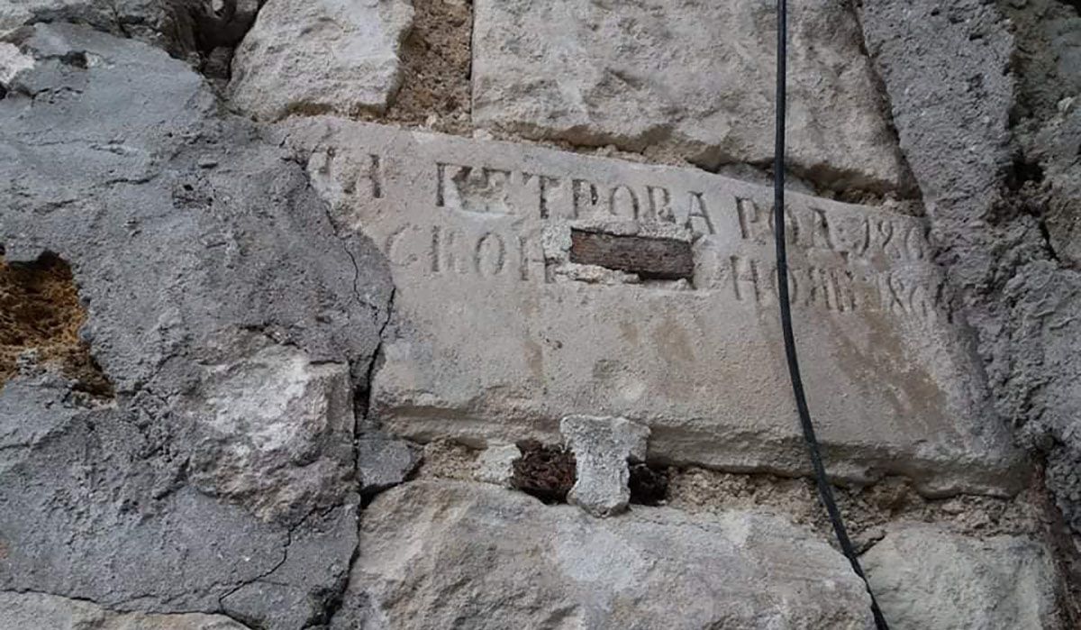 Дома возводили из могильных надгробий: шокирующие находки в Крыму – фото, видео Дома возводили из могильных надгробий: шокирующие находки в Крыму – фото, видео