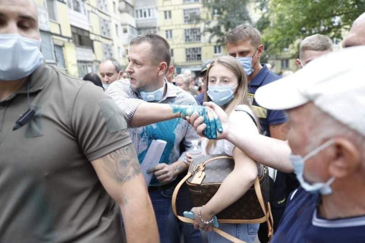 Мэра Днепра Бориса Филатова облили зеленкой: фото Мэра Днепра Бориса Филатова облили зеленкой: фото