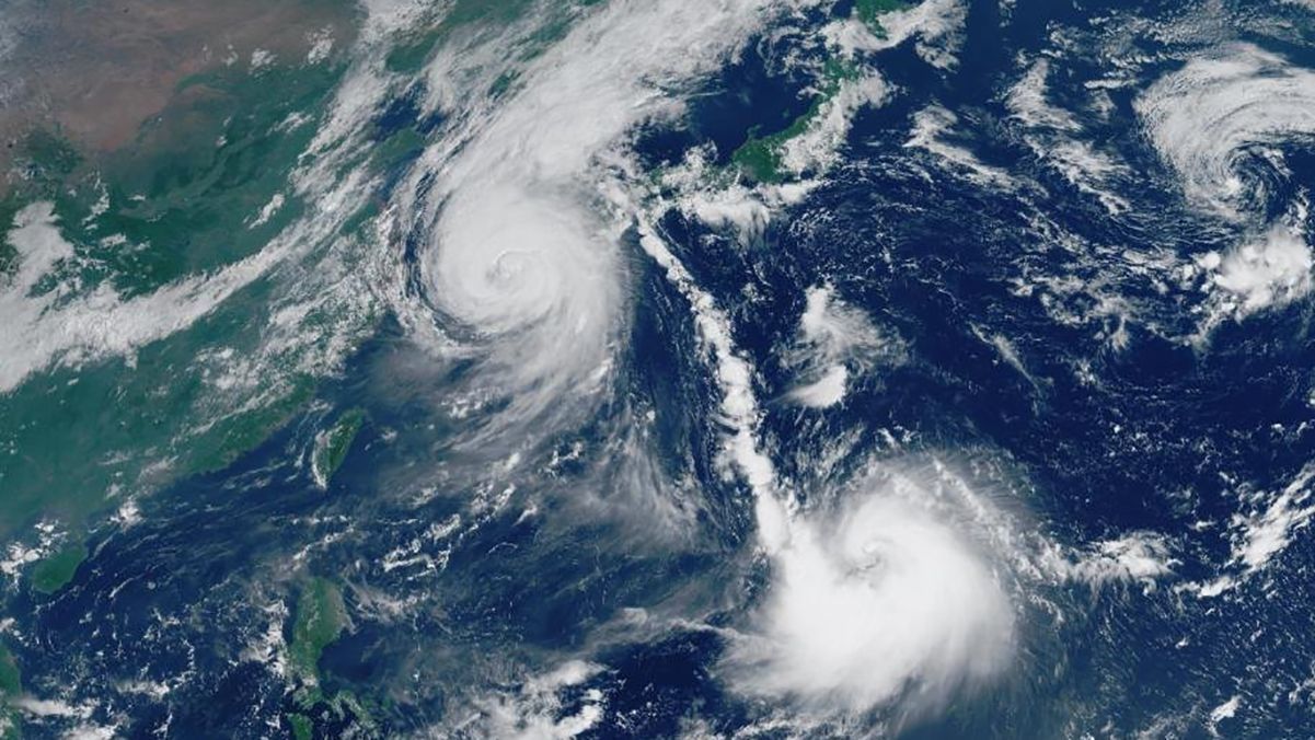 Мощный тайфун Хайшен ударил по Японии: эвакуируют 1,5 миллиона человек – видео