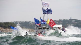 Несколько катеров затонули, остальные врезались в камни во время парада в поддержку Трамп в США