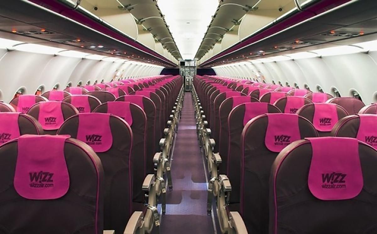 Wizz ереван. Wizz Air салон самолета. Салон самолета Wizz Air a 320. A320 Wizz Air салон. Wizz Air Abu Dhabi салон.