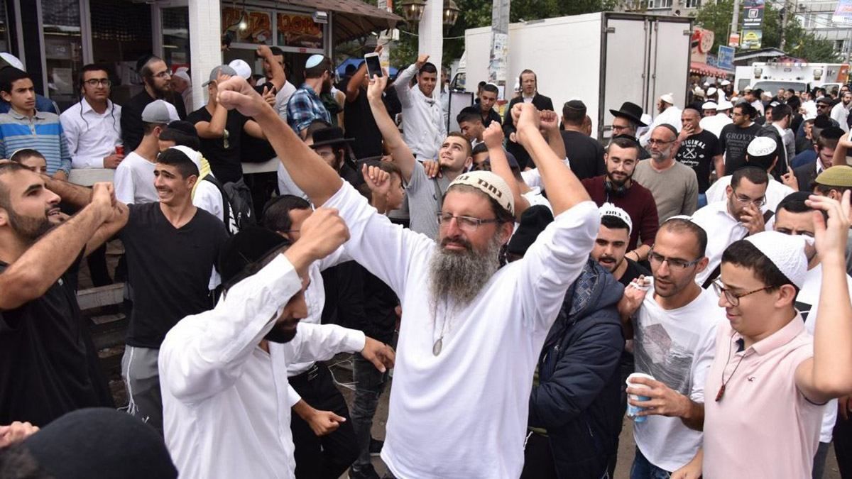 Хасидів, що прибули в Україну до заборони, протестують на COVID-19 Хасидів, що прибули в Україну до заборони, протестують на COVID-19