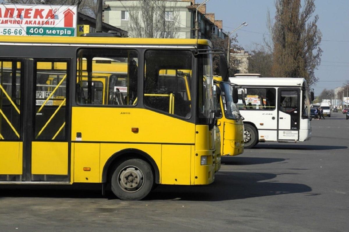 Водій вигнав пасажирку з маршрутки, бо не мав решти: відео з вибаченнями