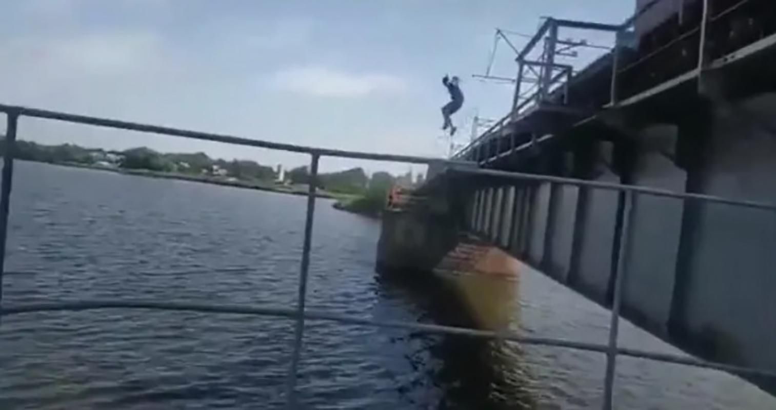 Подросток прыгнул на ходу с поезда в реку и чуть не разбился: видео