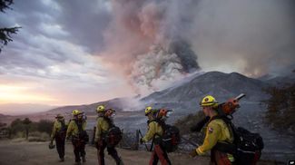 Пожар в Калифорнии: вертолетом удалось эвакуировать 200 человек – фото, видео