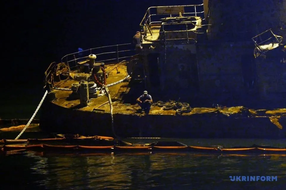 Затонулий танкер готують до буксирування Затонулий танкер готують до буксирування