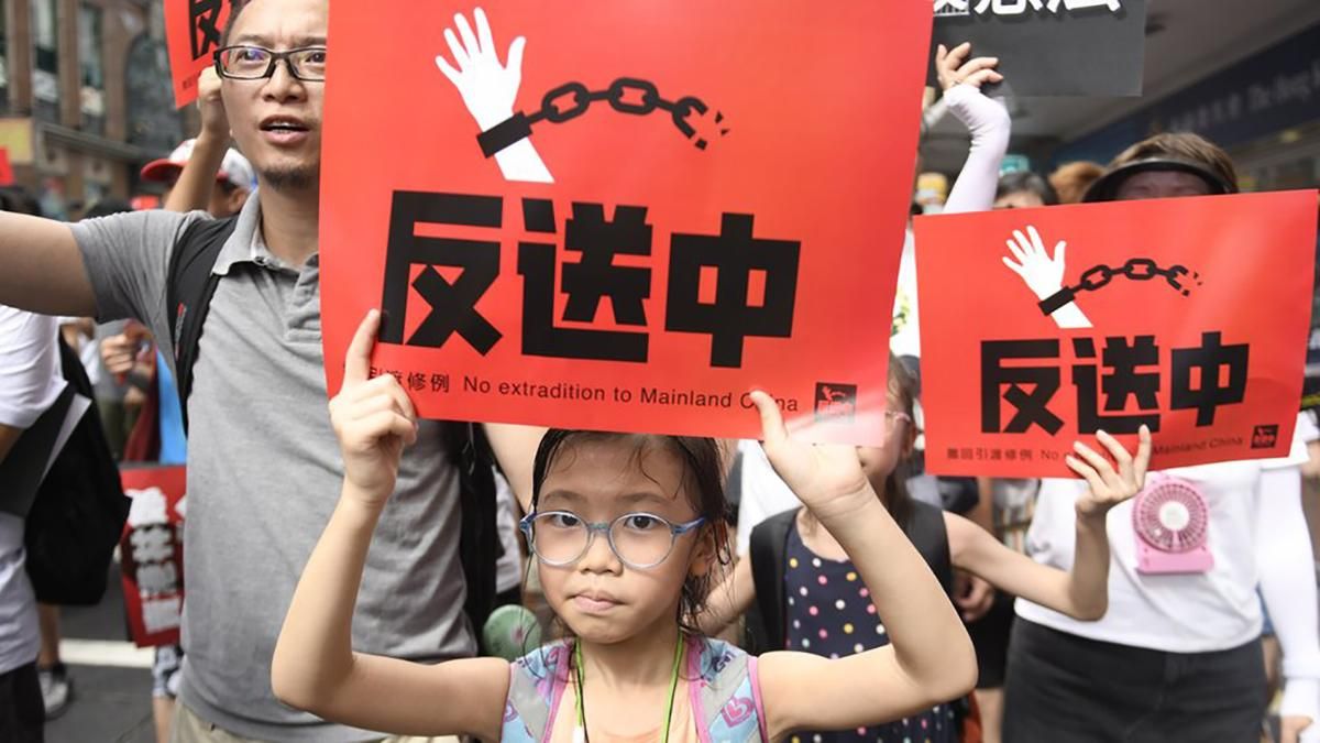 Протесты в Гонконге: полицейские задержали 12-летнюю девочку