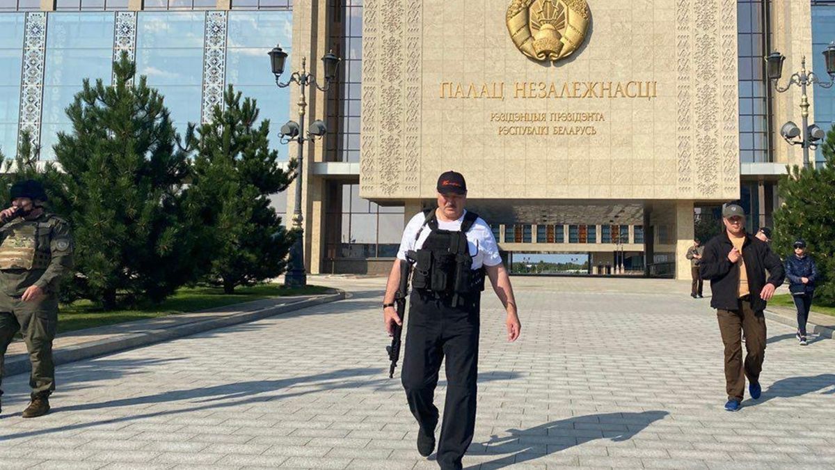 Лукашенко пояснив, чому гуляв з автоматом у Мінську Лукашенко пояснив, чому гуляв з автоматом у Мінську