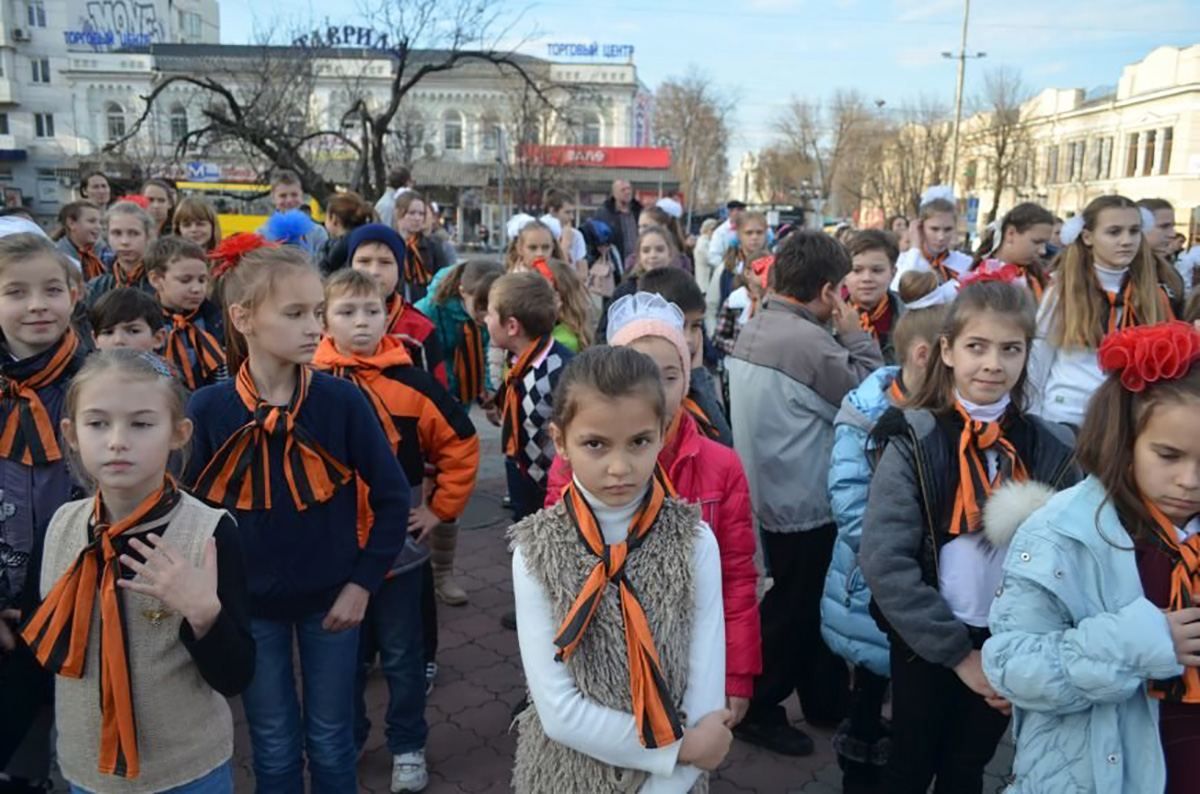 Російські силовики "промивають мізки" дітям у Криму: обурливі факти