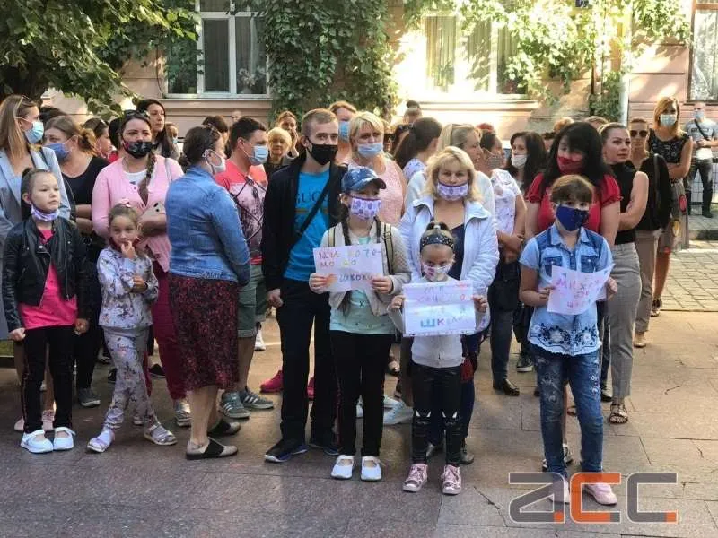 Чернівці карантин протести батьків Чернівці карантин протести батьків