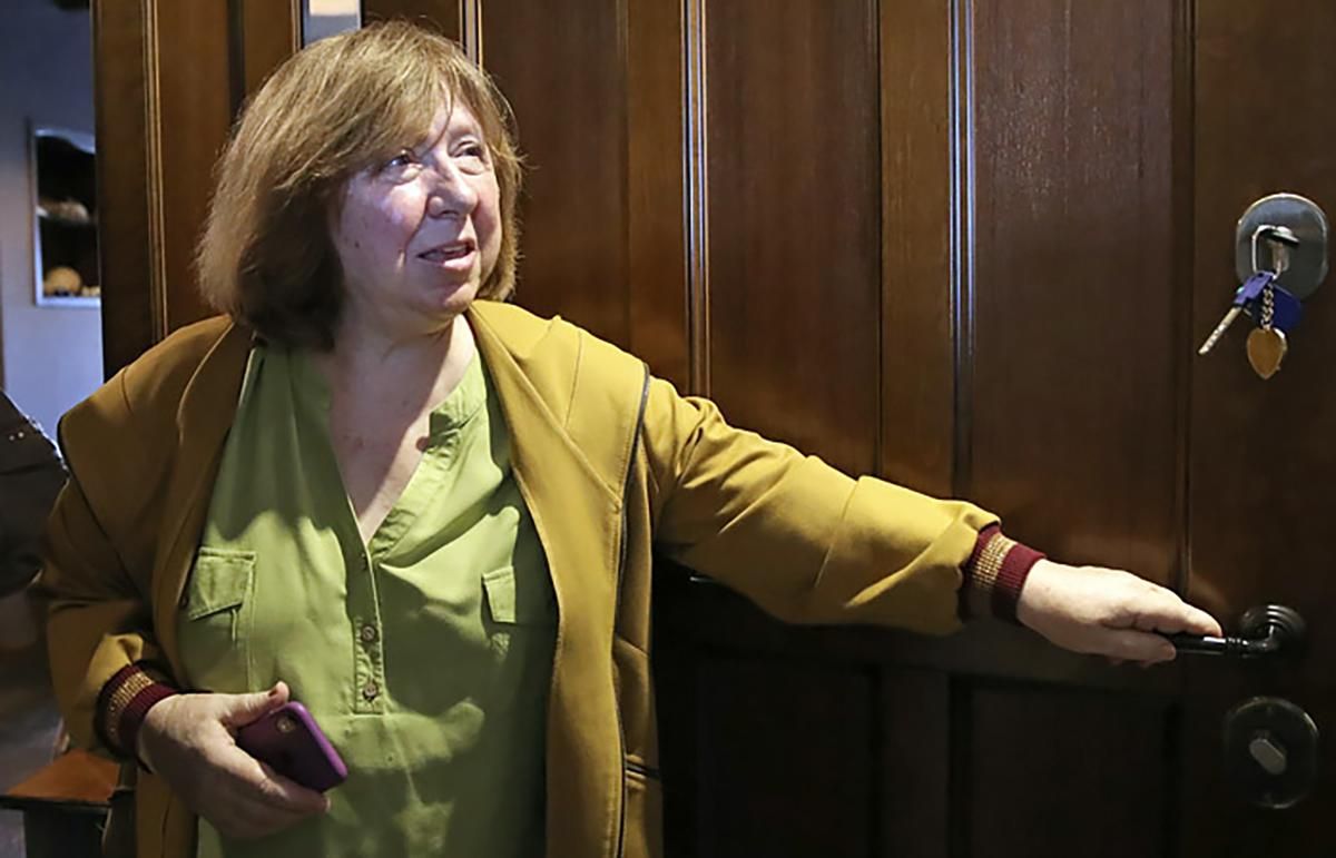 Белорусские силовики пытались ворваться в квартиру Светланы Алексиевич: что известно Белорусские силовики пытались ворваться в квартиру Светланы Алексиевич: что известно