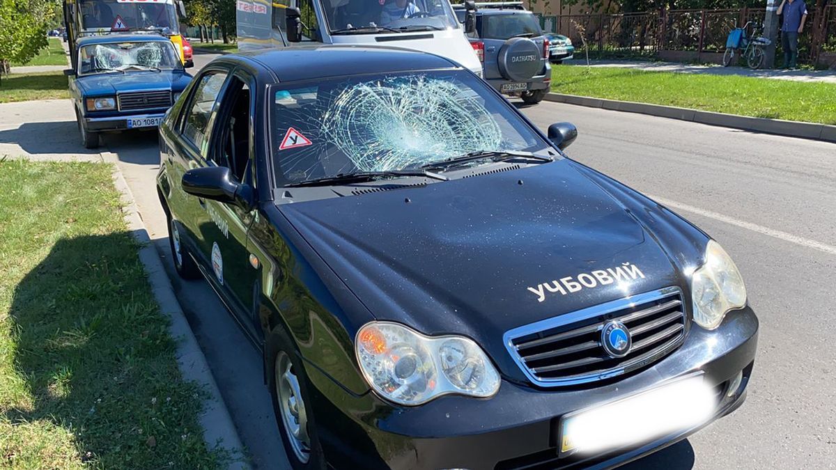 В Ужгороді чоловік розтрощив 10 автівок та автобус: фото та відео