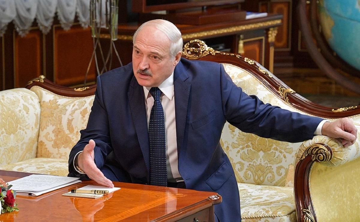 Лукашенко заявил, что протестующие в Беларуси рисовали попы краской