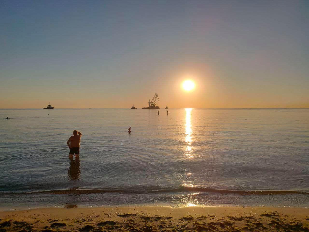 Танкер Delfi прибрали з пляжу Дельфін, Одеса: фото Танкер Delfi прибрали з пляжу Дельфін, Одеса: фото