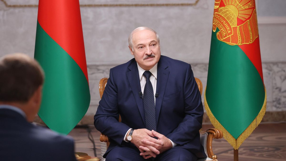 Лукашенко заявил, что не отдаст власть в Беларуси Лукашенко заявил, что не отдаст власть в Беларуси
