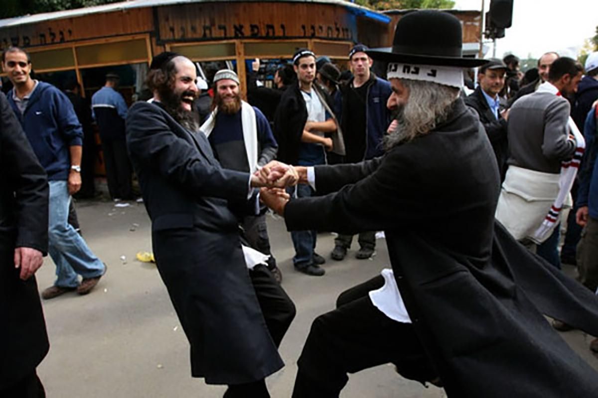 Хасиды в Умани устроили погром: они разозлились из-за карантинных ограждений – видео Хасиды в Умани устроили погром: они разозлились из-за карантинных ограждений – видео