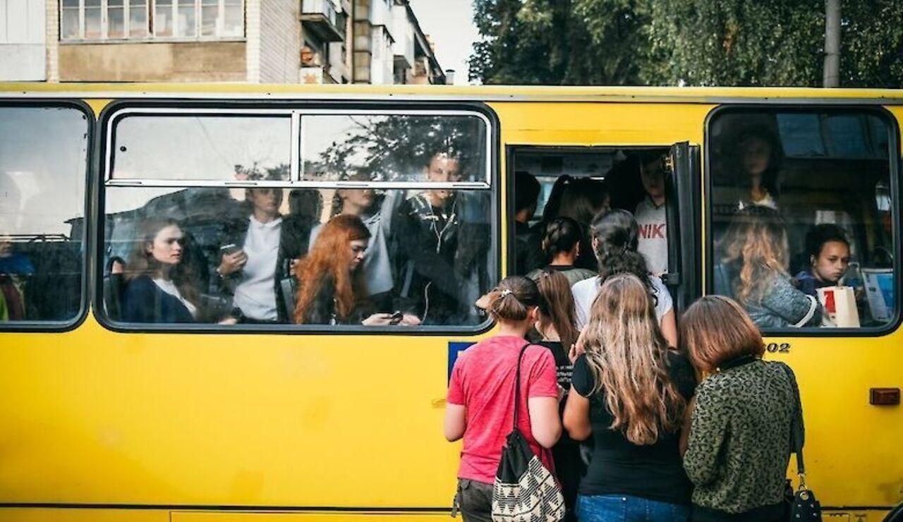 В Днепре женщина бежала за маршруткой а водитель зажал ей руку дверью