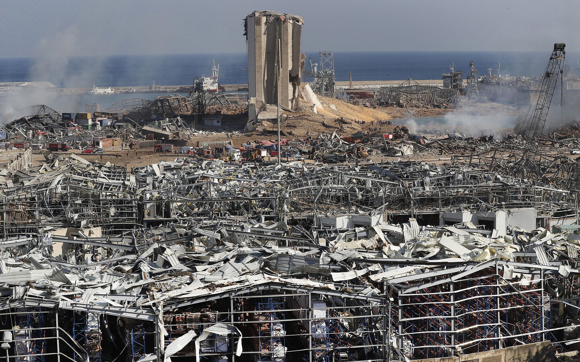 Руїни на місці вибуху в порту Бейрута 