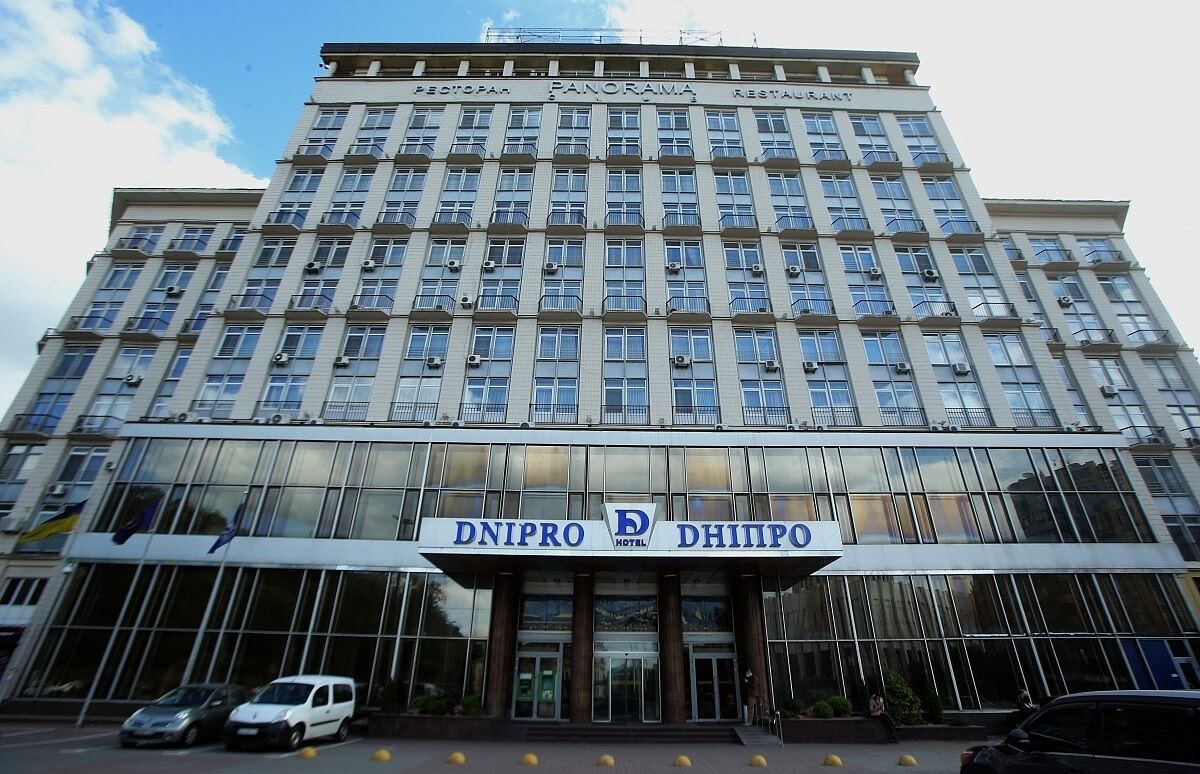 АМКУ дозволив переможцю аукціону купити готель Дніпро