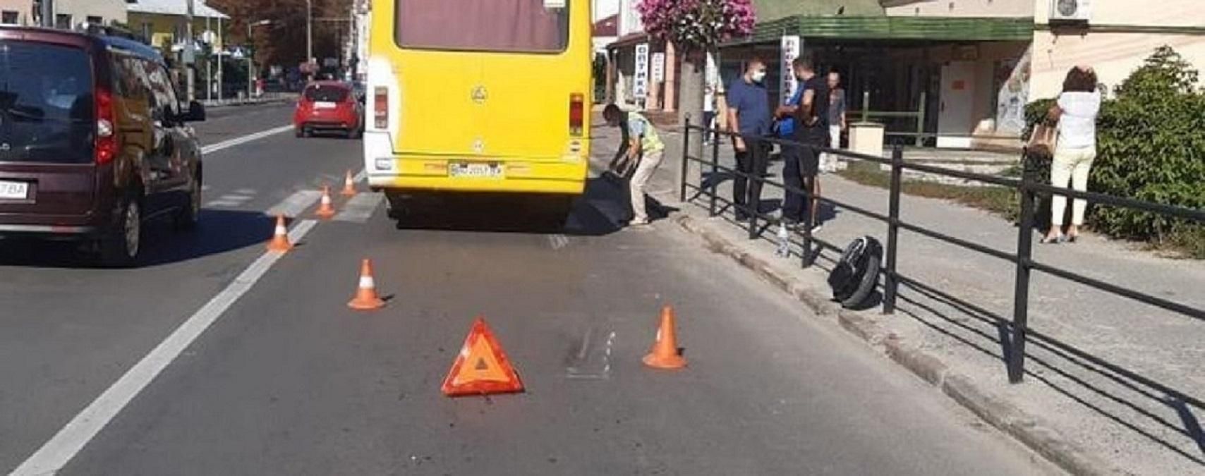 ДТП в Тернополе 10.09.2020 - маршрутка сбила мужчину на моноколеси