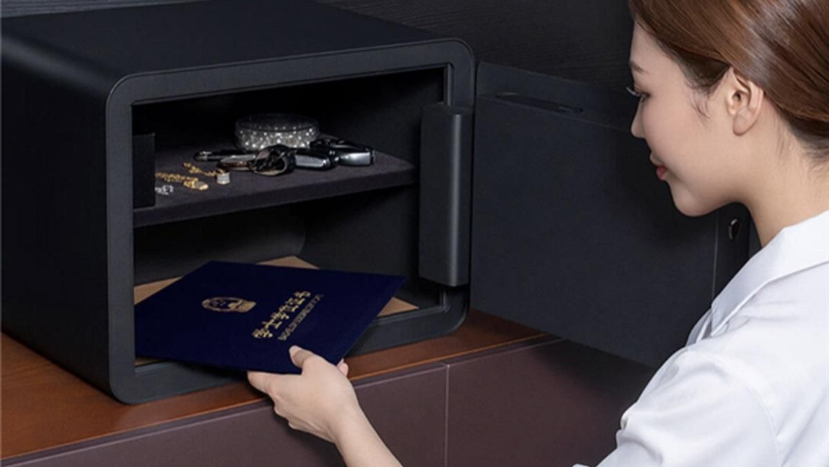 Xiaomi випустила розумний сейф зі сканером відбитків Xiaomi випустила розумний сейф зі сканером відбитків