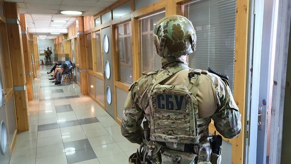 Митники з Рівненщини влаштували бізнес на розмитнені "євроблях", але його "накрила" СБУ Митники з Рівненщини влаштували бізнес на розмитнені "євроблях", але його "накрила" СБУ