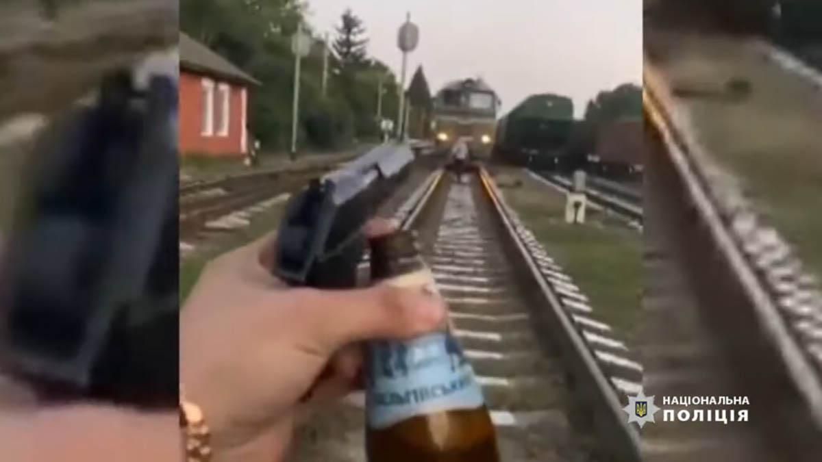 Заради відео в Instagram: на Вінниччині п'яні чоловіки бігали по колії та стріляли в потяг