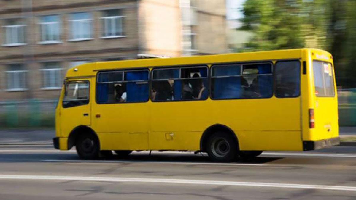 В Киеве неизвестный обстрелял маршрутку с людьми: видео