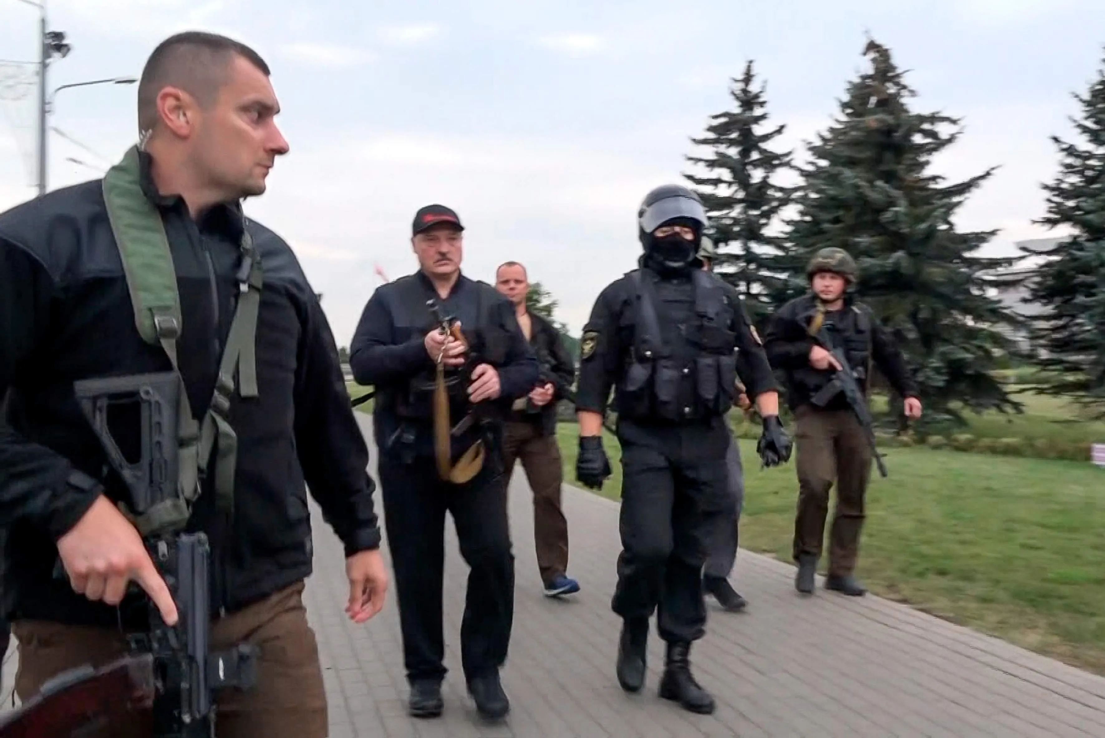 Лукашенко с автоматом Лукашенко с автоматом