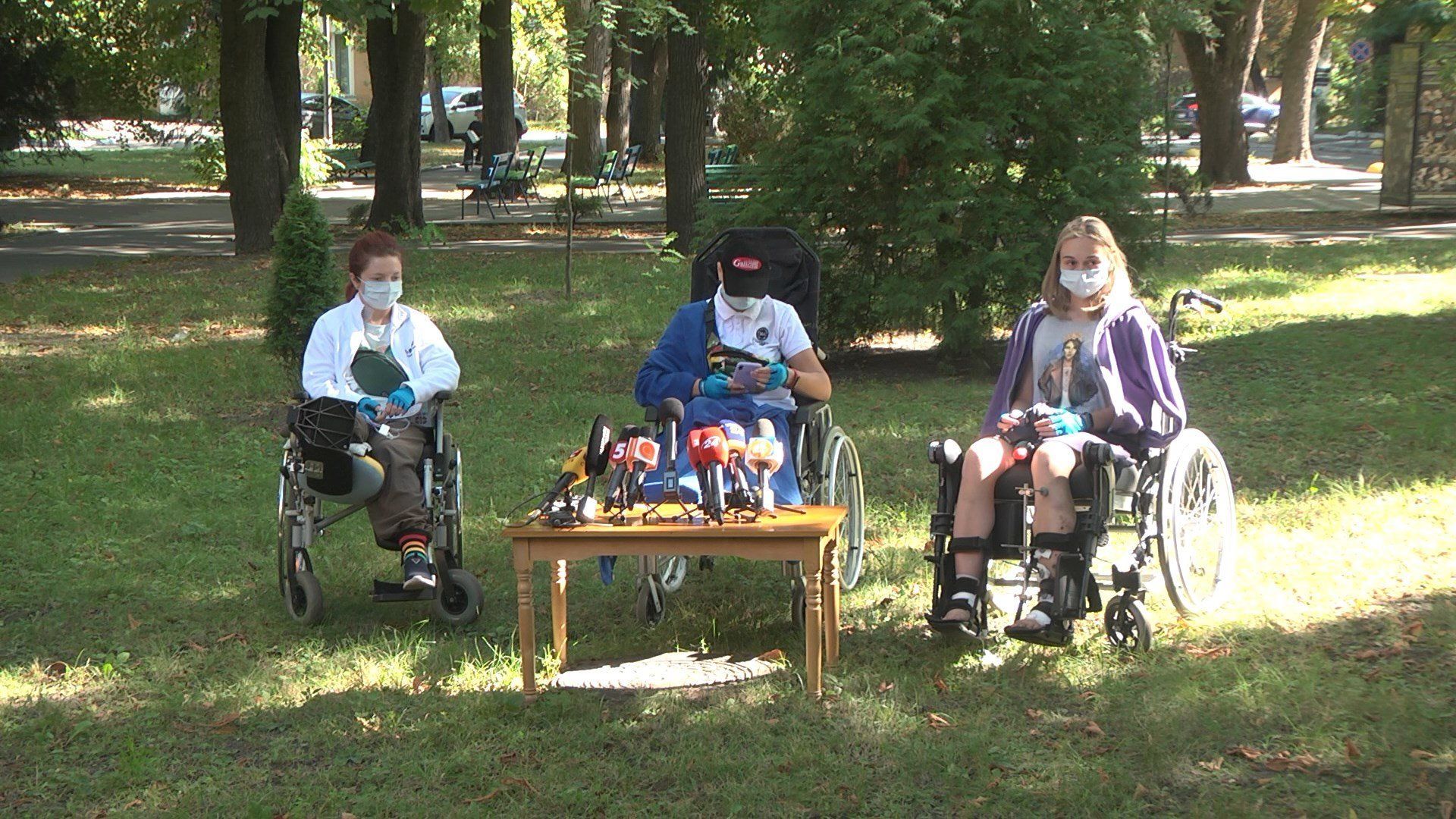 Дівчата тримаються добре: лікар розповів про стан курсанток, постраждалих в страшній ДТП Дівчата тримаються добре: лікар розповів про стан курсанток, постраждалих в страшній ДТП