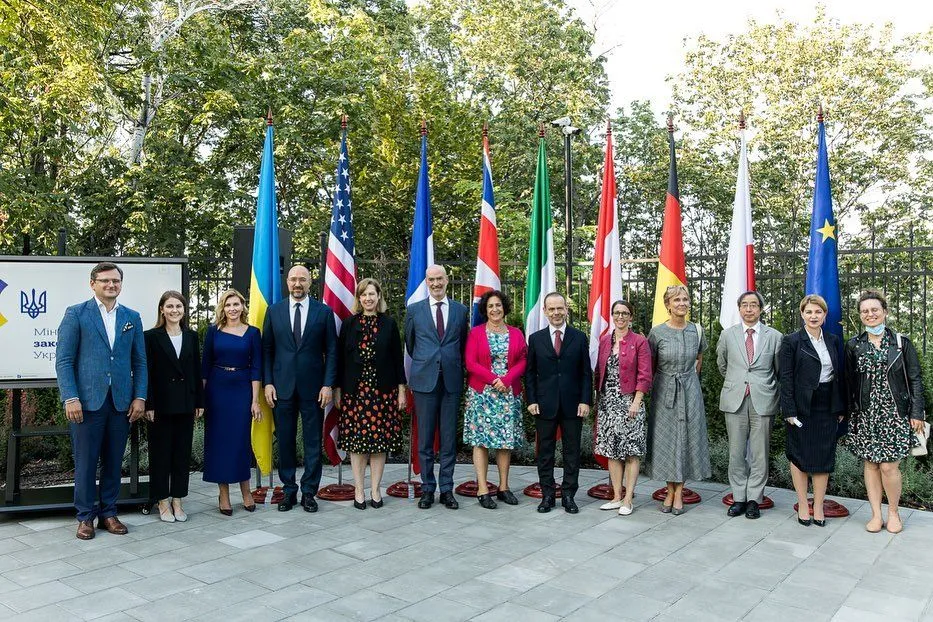 Олена Зеленська у бездоганній сукні Олена Зеленська у бездоганній сукні