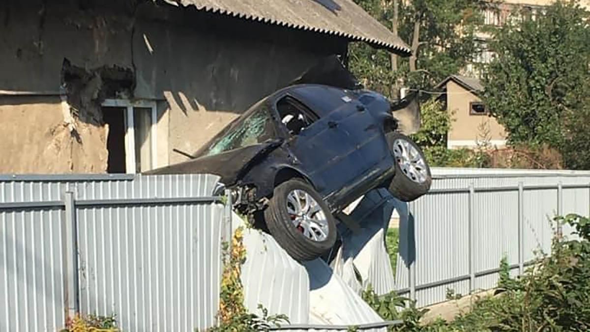 У Чернівцях поліцейський на BMW влетів у паркан та завис на огорожі: фото й відео