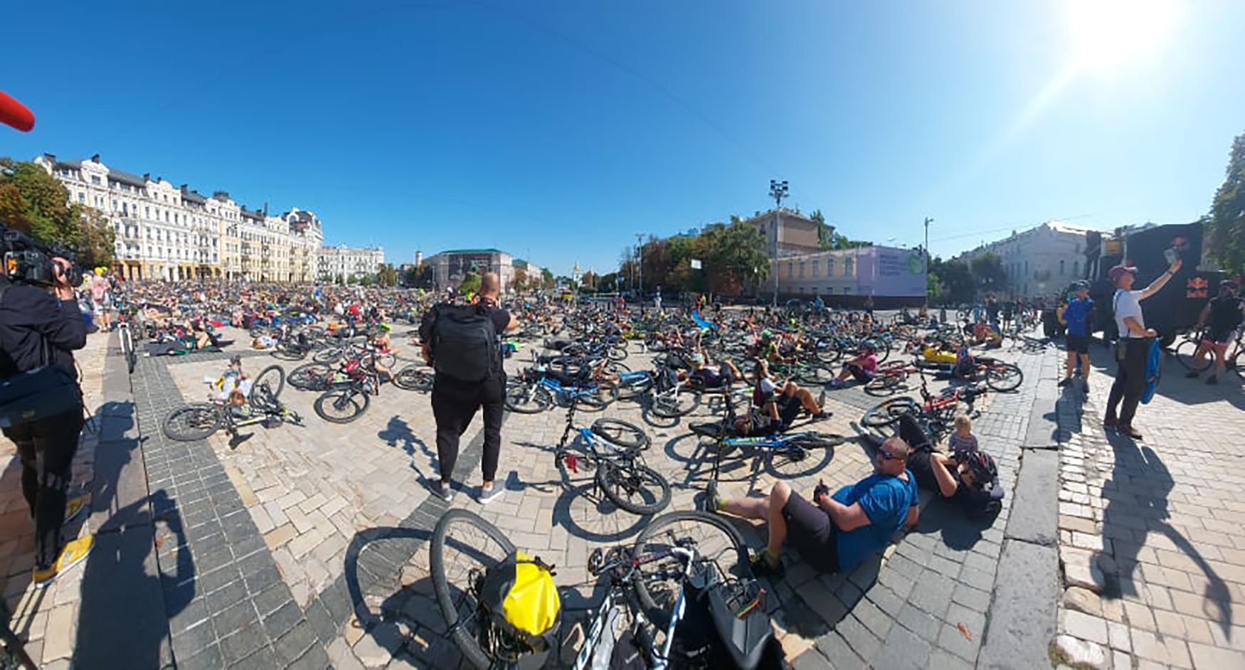 Пів тисячі велосипедистів зробили цікавий флешмоб у центрі Києва: вражаючі фото