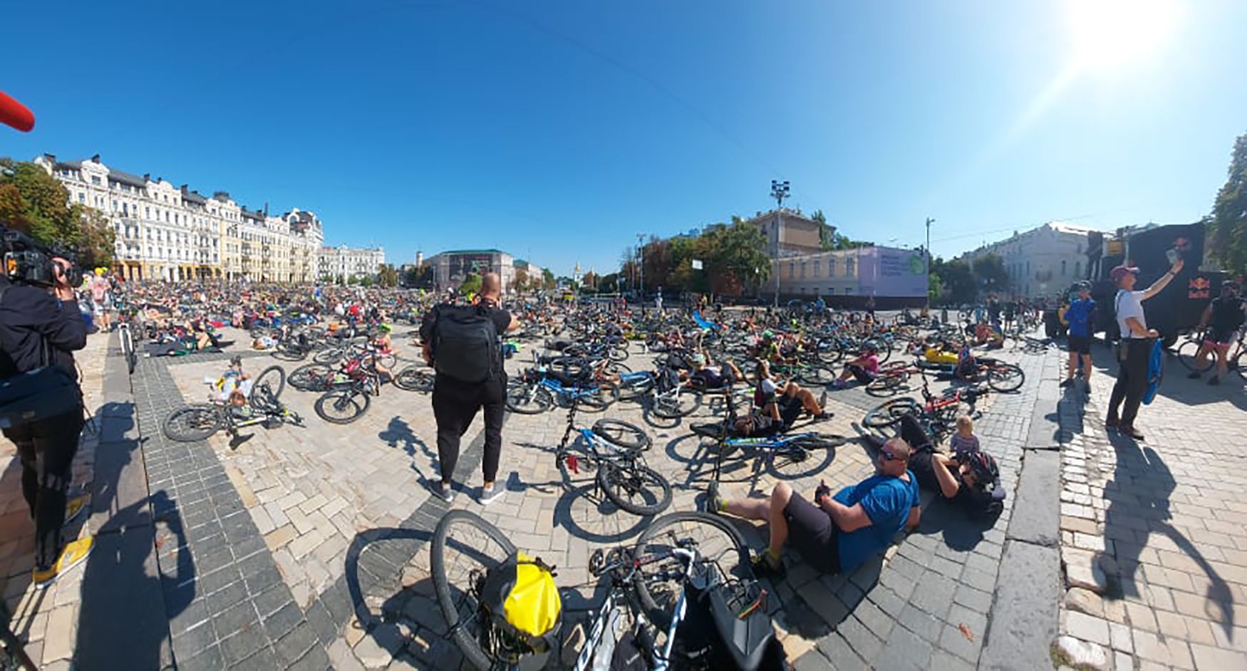 Полтысячи велосипедистов устроили интересный флешмоб в центре Киева: впечатляющие фото