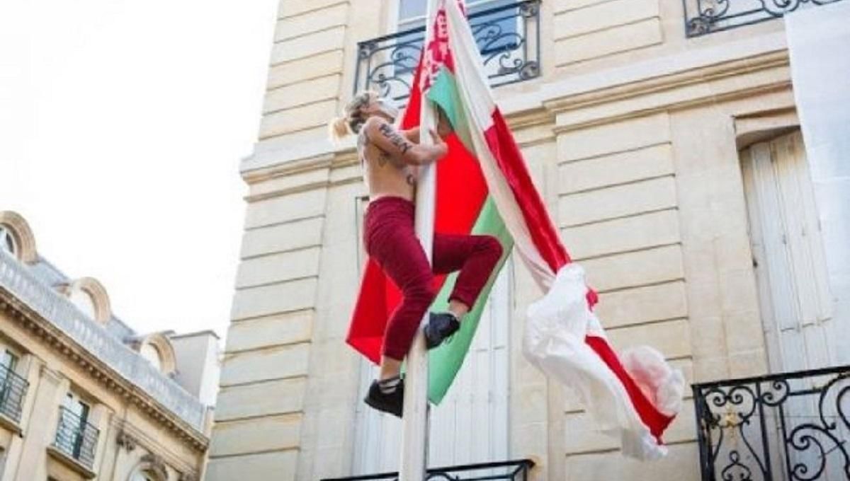 Обнаженные активистки Femen сменили флаг в посольстве Беларуси во Франции: видео 18+