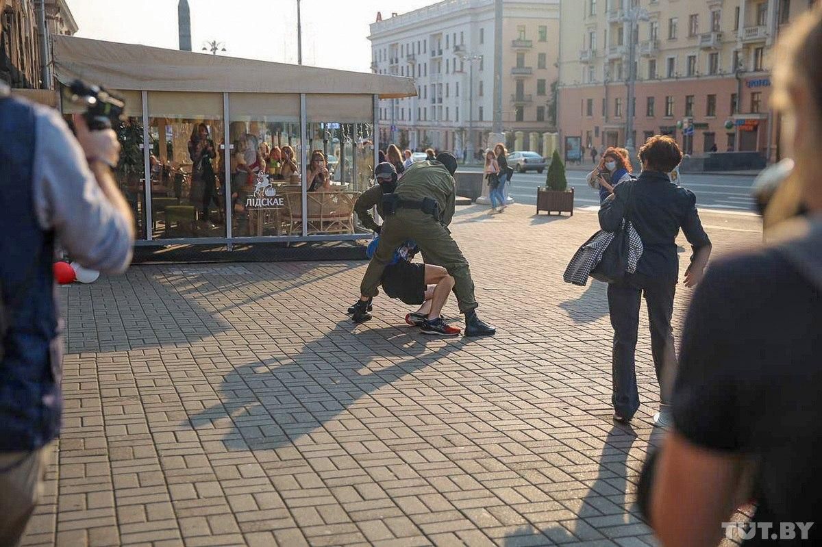 С митинга – в изолятор: во время акций протеста в Минске задержали 70 человек
