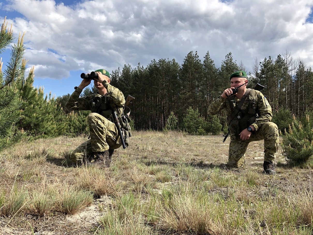 Україна посилено охороняє кордон з Білоруссю – з дронами, собаками та катерами: відео